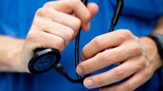 Haende-halten-ein-Stethoskop,1524665353552,arzt-stethoskop-100~_v-16x9-M_-9b77a8b857ec60d020a53cd4b3c103319acf5283