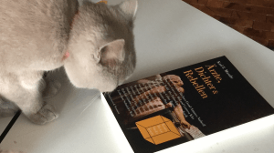 neugierige-katzr-liest-den-titel1